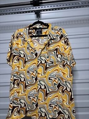 Men’s Yellow Swirl Short-Sleeve Button-Down Shirt
